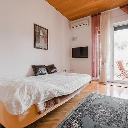 With A Parking Space Duce, - 2773 * Omis