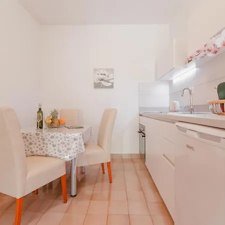 With A Parking Space Duce, - 2773 Apartment Omis